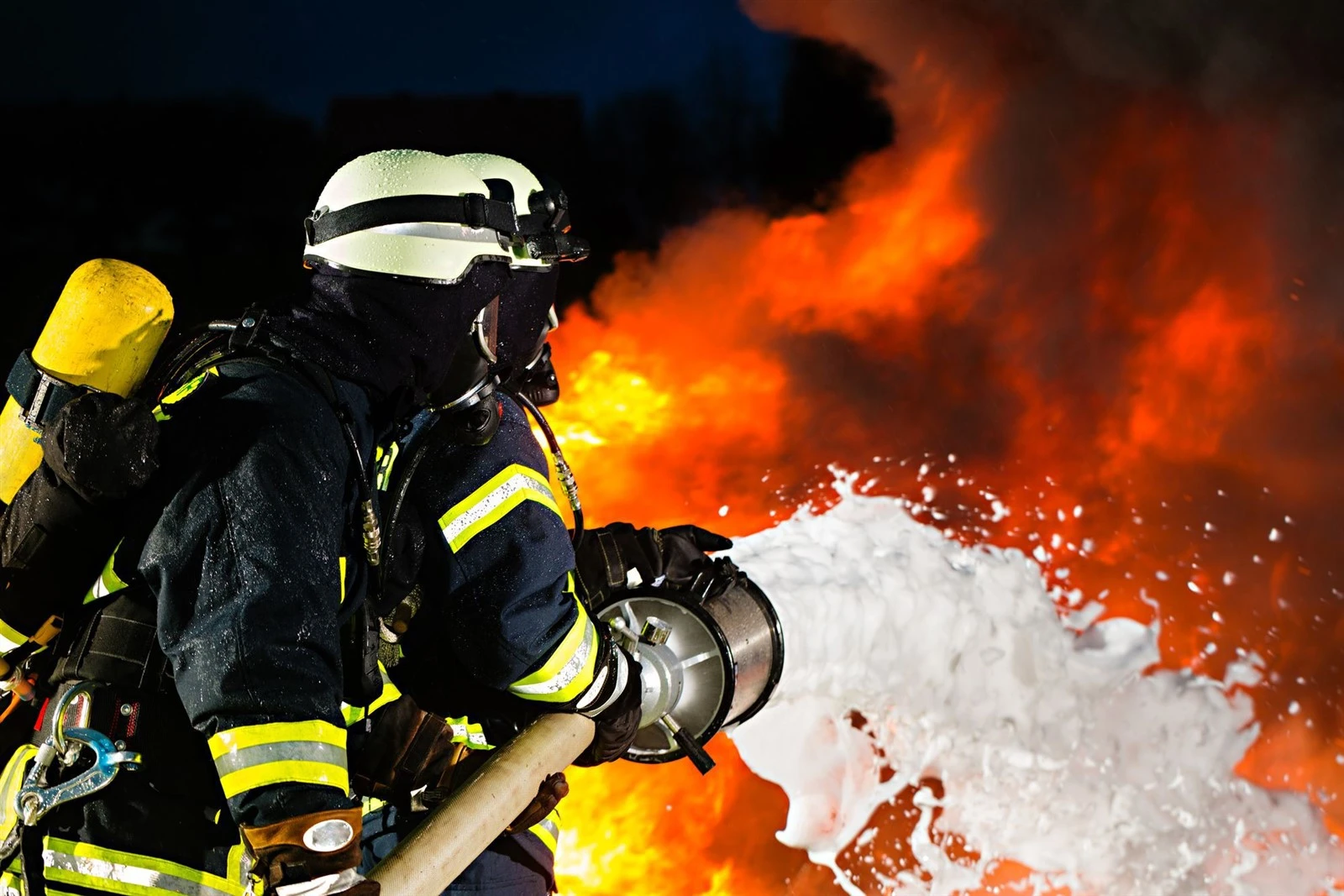 firefighters-using-foam-to-extinguish-flamesjpgoptimal firefighters-using-foam-to-extinguish-flamesjpgoptimal